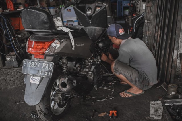 Mekanik sedang menggarap Yamaha NMax 2-silinder. Foto: Bangkit Jaya Putra/kumparan