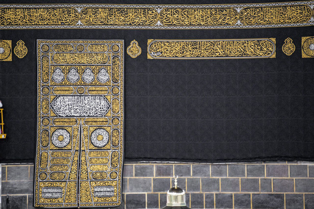 Haji 2020: Hujan Iringi Prosesi Penggantian Kiswah Ka'bah di Masjidil Haram (47754)