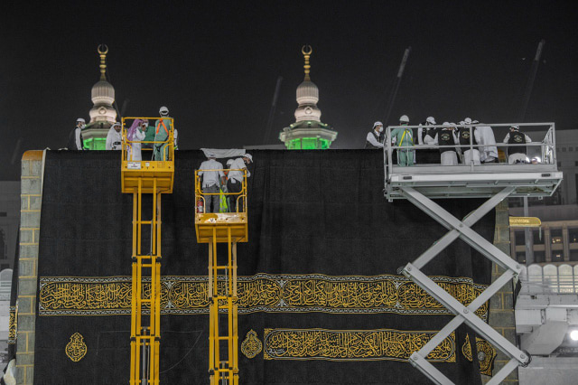 Haji 2020: Hujan Iringi Prosesi Penggantian Kiswah Ka'bah di Masjidil Haram (47752)