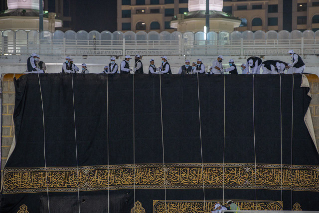 Haji 2020: Hujan Iringi Prosesi Penggantian Kiswah Ka'bah di Masjidil Haram (47751)