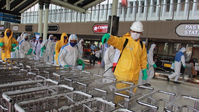 Petugas menyemprotkan cairan disinfektan di Bandara Soekarno-Hatta, Tangerang. Foto: Angkasa Pura II