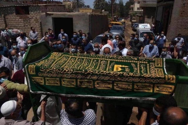 Warga mengantarkan jenazah dr Masyali ke pemakaman. Dok. twitter/RealEmanAyad
