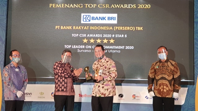 VP CSR BRI, Zainuddin Thalib pun mewakili Perseroan menerima 2 penghargaan di ajang TOP CSR. Foto: BRI