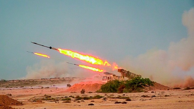 Rudal ditembakkan dalam latihan militer Garda Revolusi Iran di Selat Hormuz, Iran. Foto: Sepahnews/ via AP