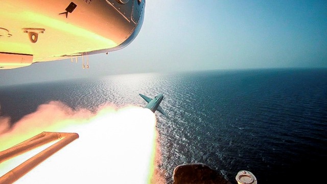 Pengawal Revolusi paramiliter Iran menembakkan sebuah rudal dari sebuah helikopter di Selat Hormuz, Iran. Foto: Sepahnews/ via AP