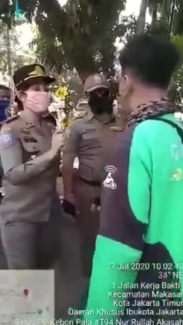 Viral video perdebatan petugas Satpol PP Jakarta dengan seorang ojol yang dihukum kerja sosial karena tidak pakai masker. (Foto: Tangkapan layar Instagram @undercover.id)