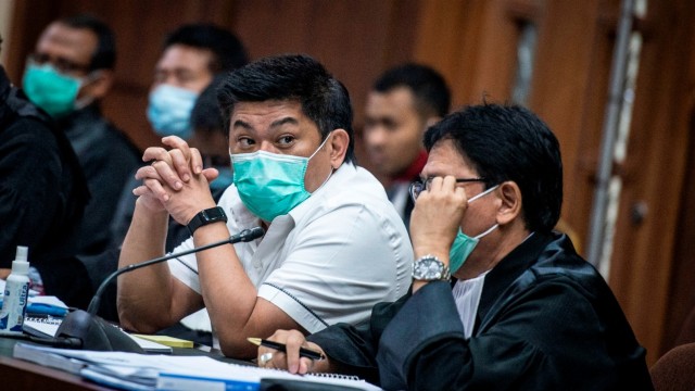 Terdakwa kasus dugaan korupsi pengelolaan keuangan dan dana investasi PT Asuransi Jiwasraya Heru Hidayat (kedua kanan) menjalani sidang lanjutan di Pengadilan Tipikor, Jakarta, Kamis (30/7). Foto: Aprillio Akbar/ANTARA FOTO