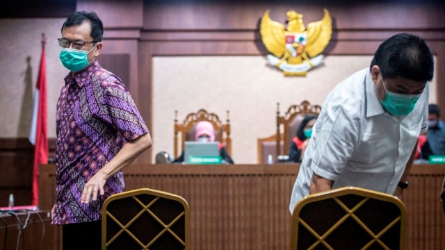 Terdakwa kasus dugaan korupsi pengelolaan keuangan dan dana investasi PT Asuransi Jiwasraya Benny Tjokrosaputro (kiri) dan Heru Hidayat menjalani sidang lanjutan di Pengadilan Tipikor, Jakarta, Kamis (30/7). Foto: Aprillio Akbar/ANTARA FOTO