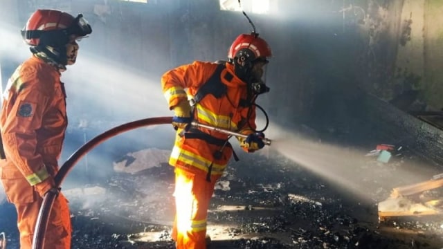 Sejumlah petugas Pemadam Kebakaran berusaha memadamkan api saat membakar gedung Dinas Kesehatan Provinsi Sulsel,  Makassar, Sulawesi Selatan, Kamis (30/7).  Foto: ANTARA