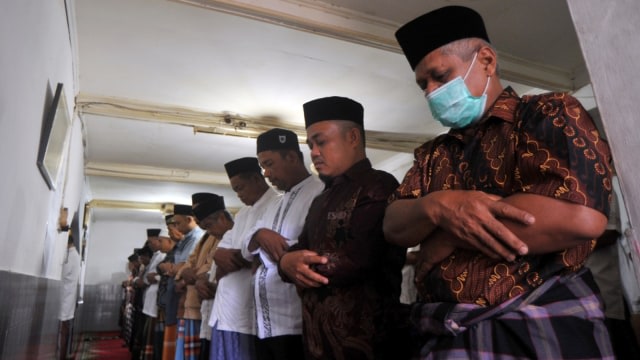 Jamaah Tarekat Naqsabandiyah melaksanakan Shalat Idul Adha di Surau Baru, Pauh, Padang, Sumatera Barat, Kamis (30/7). Foto: Iggoy el Fitra/ANTARA FOTO
