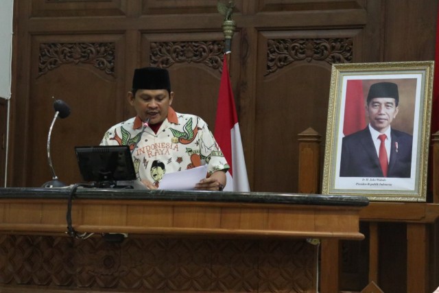 Anggota DPRD Fraksi PKS, Didik Hermawan yang mengenakan kemeja khas Gibran saat Rapat Paripurna. Didik akhirnya dicopot dari Sekretaris Fraksi PKS DPRD Kota Surakarta
