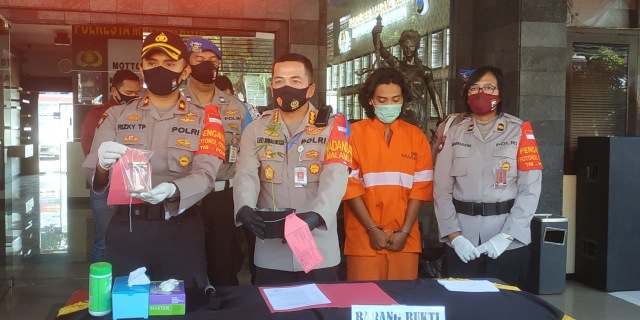 Kapolres Malang Kota, Kombes Pol Leonardus Simarmata, saat rilis gelar perkara ungkap kasus menanam ganja, Kamis (30/7/2020). Foto: Ulul Azmi.