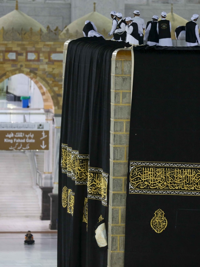 Pemasangan Kiswah Ka'bah baru yang terbuat dari kain sutra hitam dan benang emas. Foto: AFP