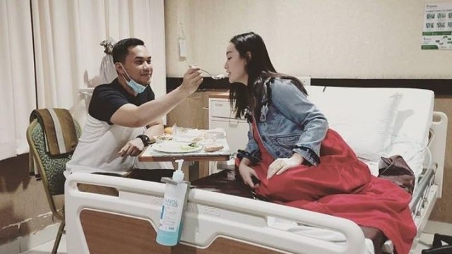 Momen Romantis Sirajuddin Mahmud Temani dan Suapi Zaskia Gotik yang Sakit (392258)