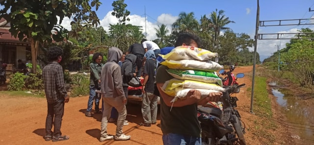 Sejumlah bahan pokok seperti beras dan makanan cepat saji disarulkan ke posko pengusian bencana banjir di Konawe. Foto: Dok relawan untuk kendarinesia.