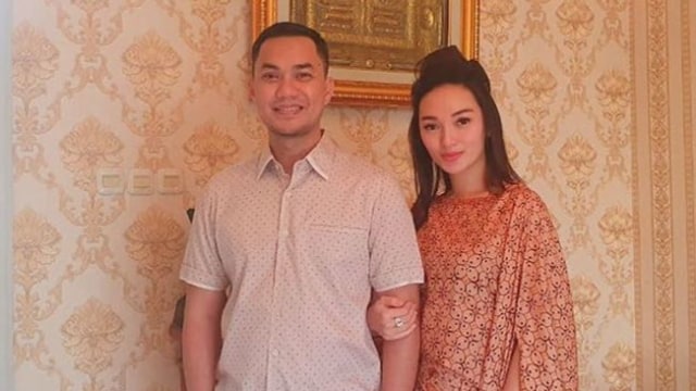 Momen Romantis Sirajuddin Mahmud Temani dan Suapi Zaskia Gotik yang Sakit (392257)