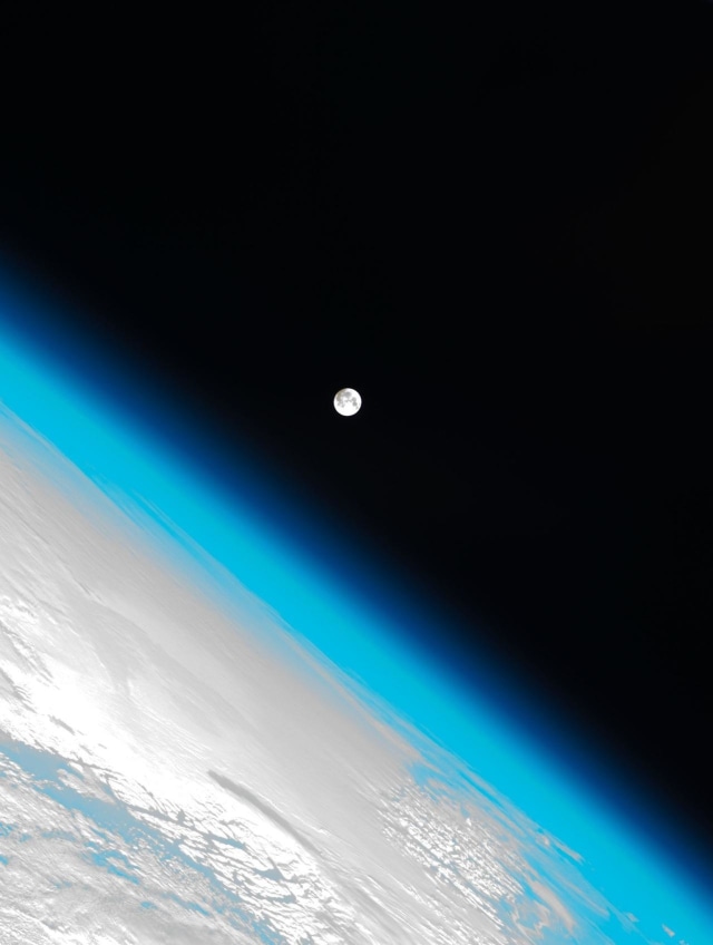 Atmosfer planet Bumi difoto dengan bulan sebagai latar dari Stasiun Luar Angkasa Internasional. Foto: Reddit/sirferrel
