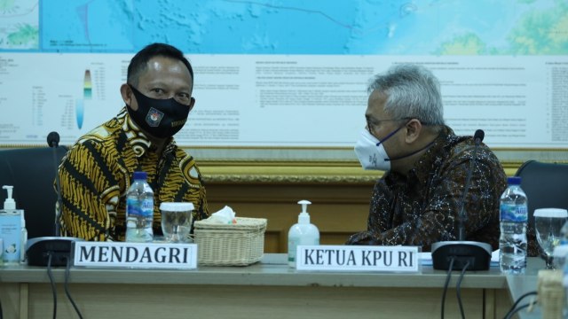 Menteri Dalam Negeri Tito Karnavian dan Ketua KPU RI Arief Budiman. Foto: KPU RI