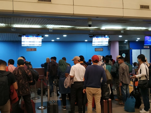 Calon penumpang check in di Bandara Hang Nadim Batam. Foto: Zalfirega/kepripedia.com