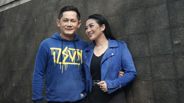 Fitri Carlina dan suami ditemui di kawasan Tendean, Jakarta, Kamis, (30/7). Foto: Dok. Ronny