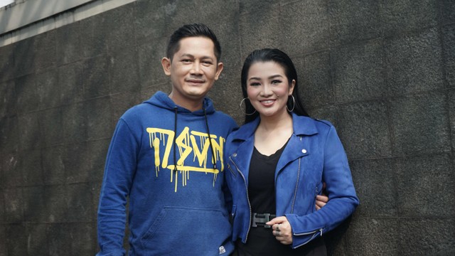 Fitri Carlina dan suami ditemui di kawasan Tendean, Jakarta, Kamis, (30/7). Foto: Dok. Ronny