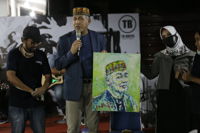 Plt Gubernur Aceh, Nova Iriansyah bersama sejumlah seniman. Foto: Abdul Hadi/acehkini