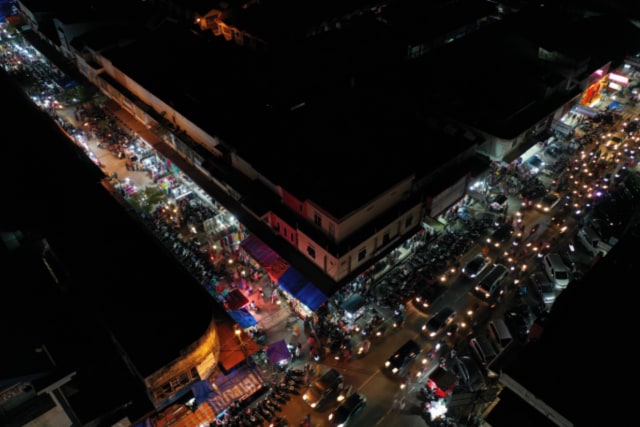 Padatnya kawasan Pasar Aceh di Banda Aceh di malam lebaran Idul Adha 1441 H. Foto: Nauval untuk acehkini