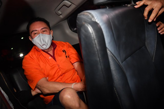 Petugas kepolisian membawa buronan kasus korupsi Djoko Tjandra yang ditangkap di Malaysia setibanya di Bandara Halim Perdanakusuma Jakarta, Kamis (30/7/2020). Foto: Nova Wahyudi/Antara Foto