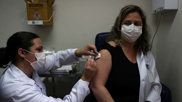 Perawat, Sarah Rangon menjadi relawan untuk percobaan vaksin SinoVac  di Emilio Ribas Institute di Sao Paulo, Brasil. Foto: Amanda Perobelli/REUTERS