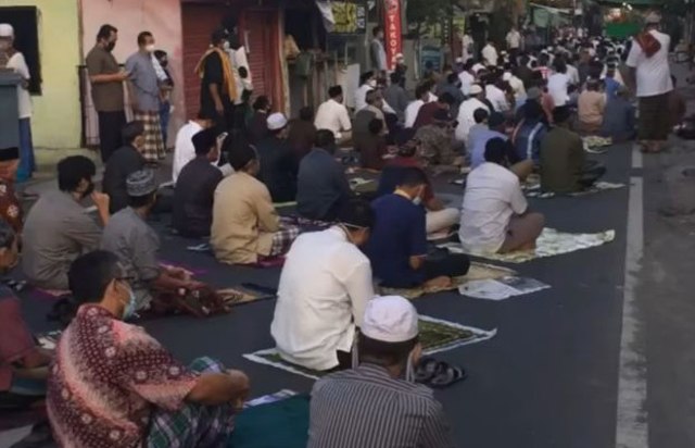 Umat muslim mengikuti Salat Idul Adha di Masjid Jogokariyan Yogyakarta, Jumat (31/7/2020). Foto: Istimewa.