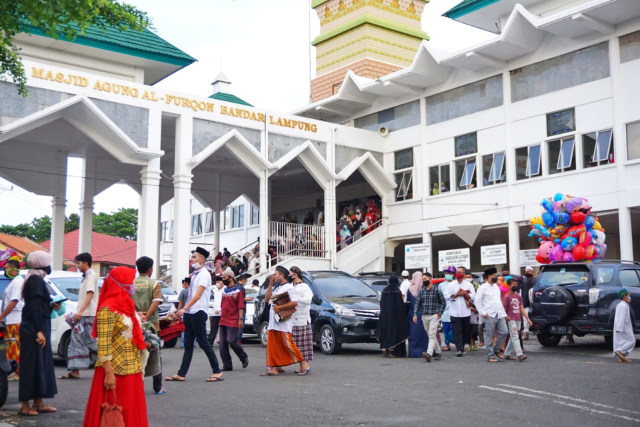 Suasana setelah solat Idul Adha berlangsung di Masjid Agung Al-Furqon Bandar Lampung, Jumat (31/7) | Foto: Syahwa Roza Hariqo/Lampung Geh