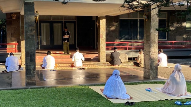 Presiden Joko Widodo melaksanakan salat Idul Adha bersama keluarga di Wisma Bayurini, Kompleks Istana Kepresidenan Bogor. Foto: Biro Pers Sekretariat Presiden