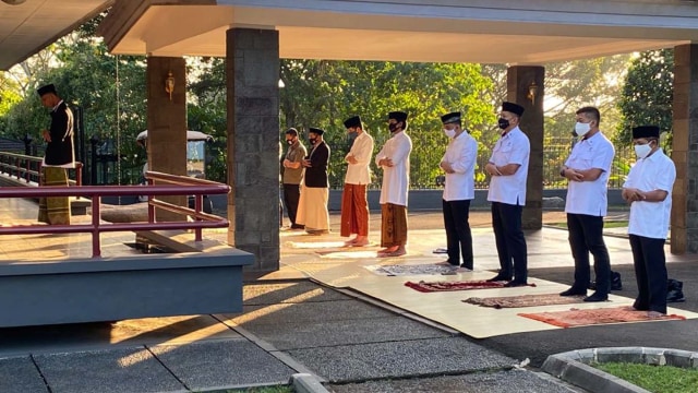 Presiden Joko Widodo melaksanakan salat Idul Adha bersama keluarga di Wisma Bayurini, Kompleks Istana Kepresidenan Bogor. Foto: Biro Pers Sekretariat Presiden