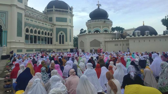 Para jamaah saat menunaikan salat Idul Adha di Masjid Raya Medan, Jumat (31/7). Foto: Rahmat Utomo/kumparan