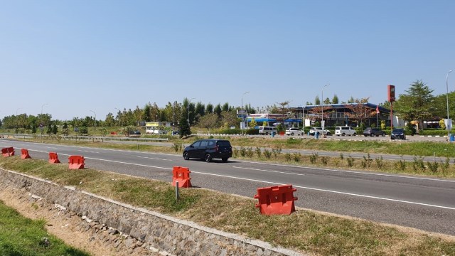 Suasana lengang Tol Cipali di Km 130. Foto: kumparan