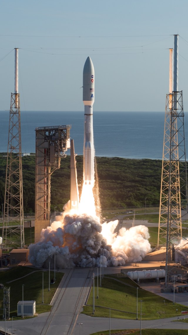 Roket United Launch Aliansi Atlas V yang membawa kendaraan Mars 2020 Perseverance Rover milik NASA lepas landas dari Stasiun Angkatan Udara Cape Canaveral di Cape Canaveral, Florida, Amerika Serikat, Kamis (30/7). Foto: NASA/Joel Kowsky/Handout via REUTERS