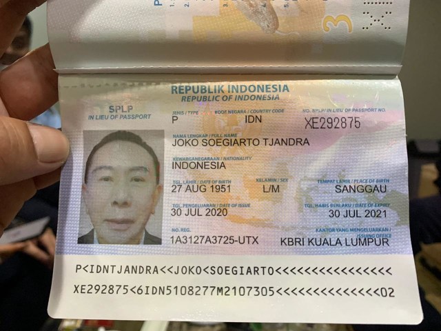 Kementerian Hukum dan HAM lewat Ditjen Imigrasi mengeluarkan Surat Perjalanan Laksana Paspor (SPLP) bagi Joko Tjandra agar bisa dibawa dari Malaysia ke Indonesia. (Foto: Kemenkumham)
