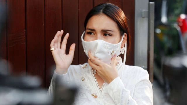 Penghina Anaknya Diduga TKI, Orang Tua Ayu Ting Ting Minta Tolong KBRI Singapura (157815)