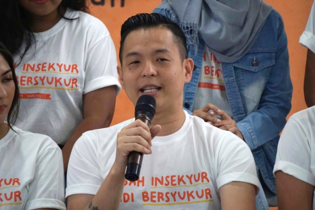 Ernest Prakasa soal Pernah Foto Bareng Gilang Predator Fetish Kain Jarik (930176)