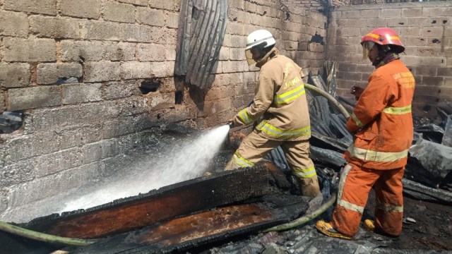  Kebakaran  Hanguskan Gudang Kayu dan Rumah  di Jakarta  Timur 