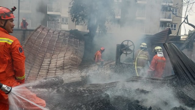 Petuga pemdam memadamkan kebakaran di Gudang Kayu, Duren Sawit, Jakarta TImur Foto: Damkar Jakarta Timur