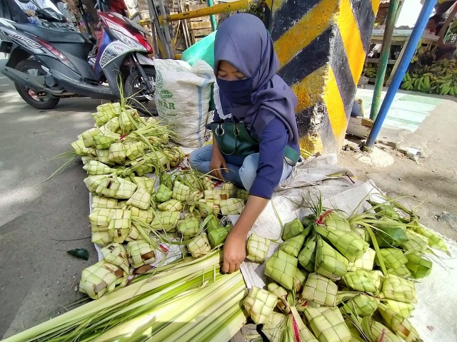 Penjual cangkang ketupat di Pasar Kramat, Kota Cirebon, menunggu pembeli. (Juan)