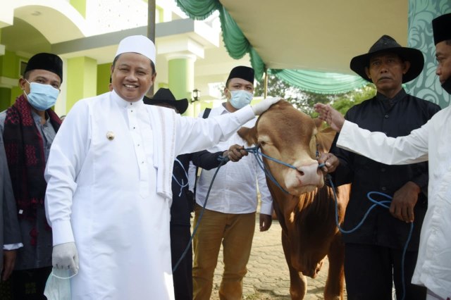 Wagub Jabar Uu RUzhanul Ulum menyerahkan hewan kurban kepada DKM Masjid Besar Al Hakim, Desa Cipeundeuy, Kecamatan Cipeundeuy, Kabupaten Subang, Jumat (31/7/2020). (Foto: Diskominfo Jabar/Humas Jabar)