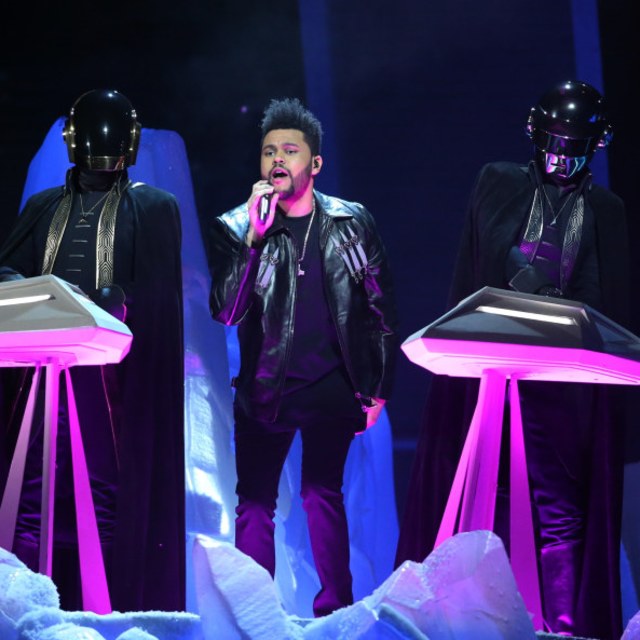 Penampilan unik The Weeknd di Grammy Awards. Foto: Lucy Nicholson/Reuters