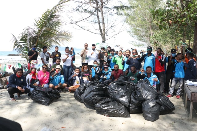 Gerakan Spirit of Papua Bersihkan Pantai Holtekamp Jayapura (37459)