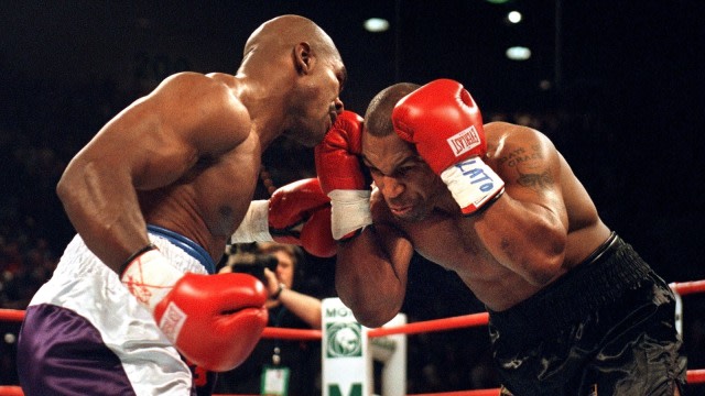 Mike Tyson vs Evander Holyfield II pada 1997. Foto: AFP/Jeff Haynes