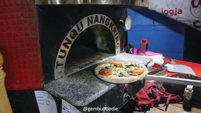 Mencicipi Pizza Kaki Lima 'Tunqu Nangkring' yang Berada di Sekitar Tugu Jogja (365890)