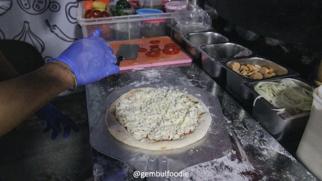 Mencicipi Pizza Kaki Lima 'Tunqu Nangkring' yang Berada di Sekitar Tugu Jogja (365893)