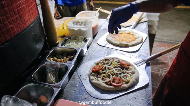 Mencicipi Pizza Kaki Lima 'Tunqu Nangkring' yang Berada di Sekitar Tugu Jogja (365896)