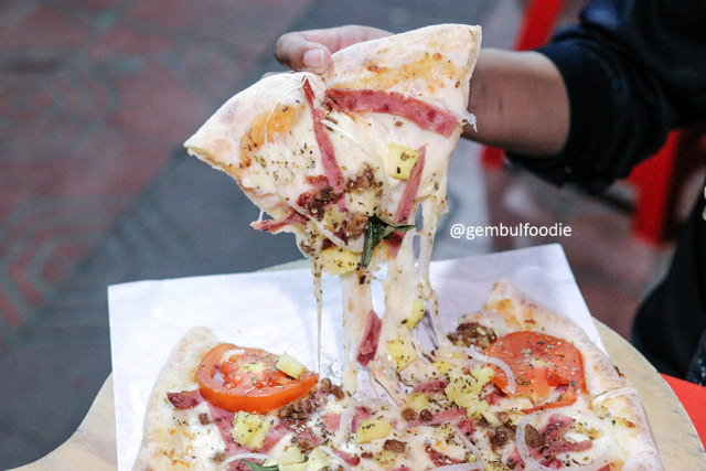 Mencicipi Pizza Kaki Lima 'Tunqu Nangkring' yang Berada di Sekitar Tugu Jogja (365898)